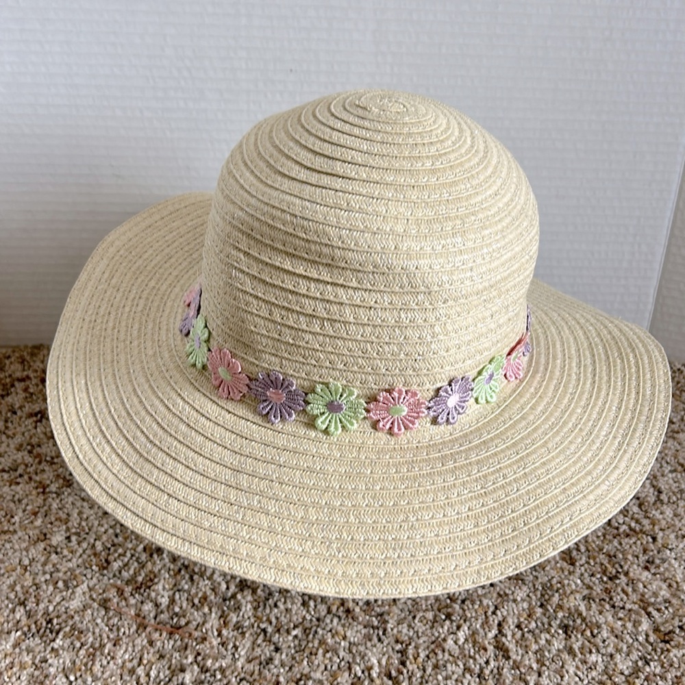 Elli by Capelli girl’s hat with decorative pastel daisy flower band.  One Size.